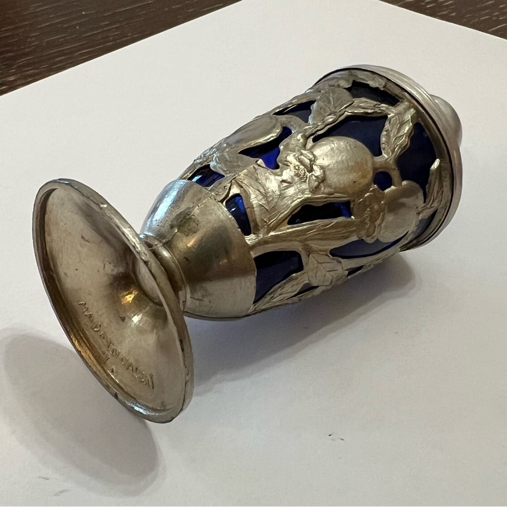 Vintage, ART NOUVEAU silver metal cobalt blue shaker. ONE item. - Picture 4 of 9